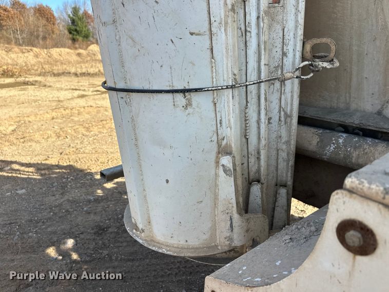 image for item DW4351 2002 International 5500i ready mix truck