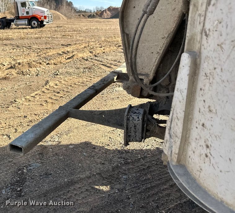 image for item DW4351 2002 International 5500i ready mix truck