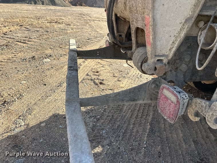 image for item DW4351 2002 International 5500i ready mix truck