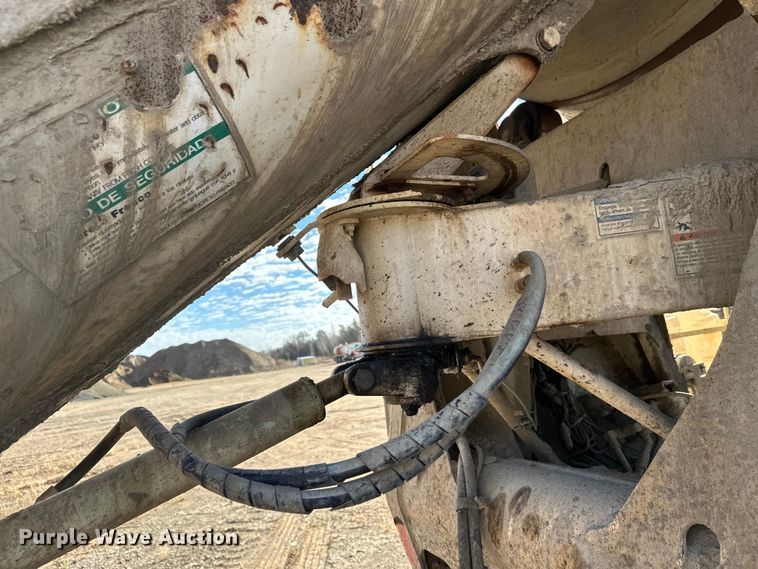 image for item DW4351 2002 International 5500i ready mix truck