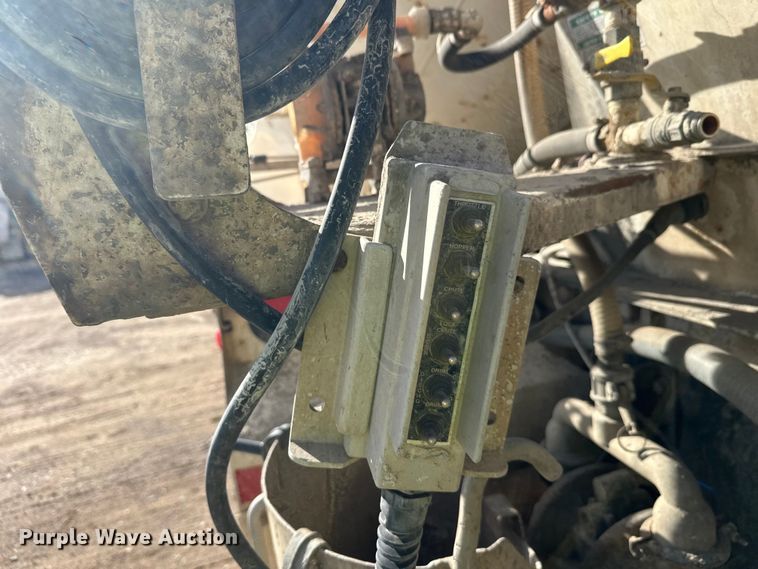 image for item DW4351 2002 International 5500i ready mix truck