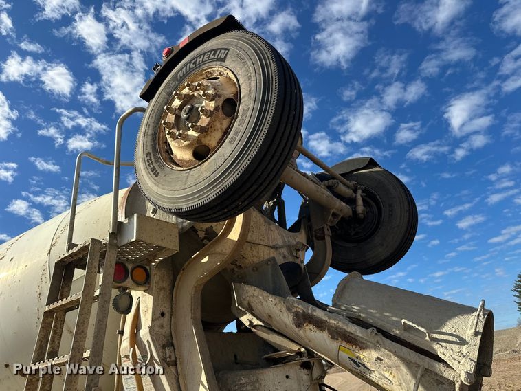 image for item DW4351 2002 International 5500i ready mix truck