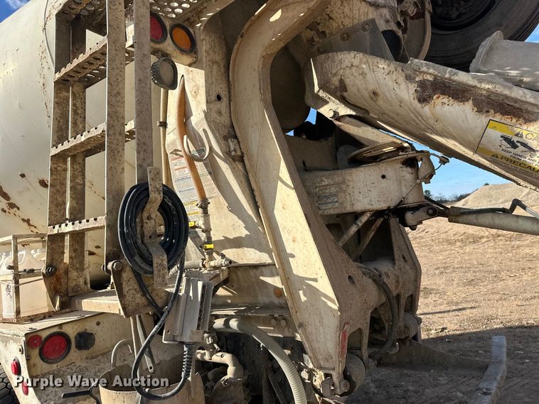 image for item DW4351 2002 International 5500i ready mix truck