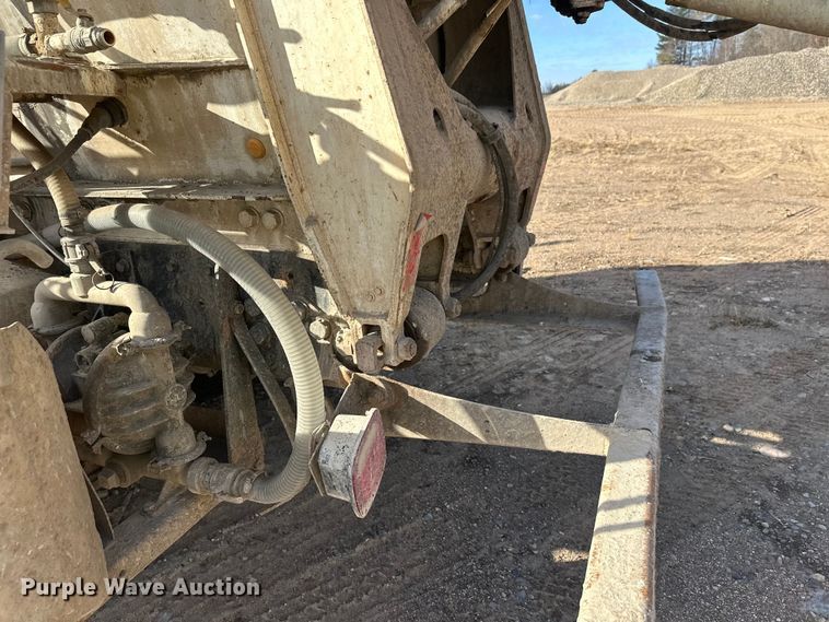 image for item DW4351 2002 International 5500i ready mix truck