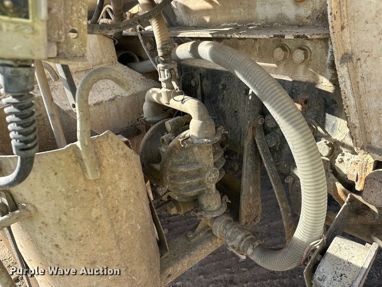 image for item DW4351 2002 International 5500i ready mix truck