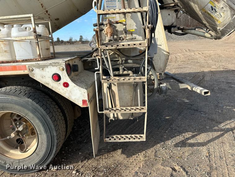 image for item DW4351 2002 International 5500i ready mix truck