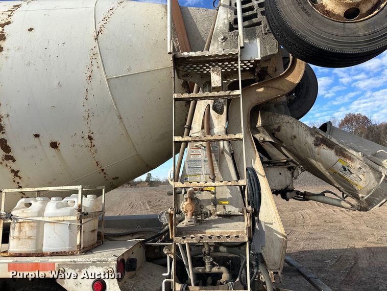 image for item DW4351 2002 International 5500i ready mix truck