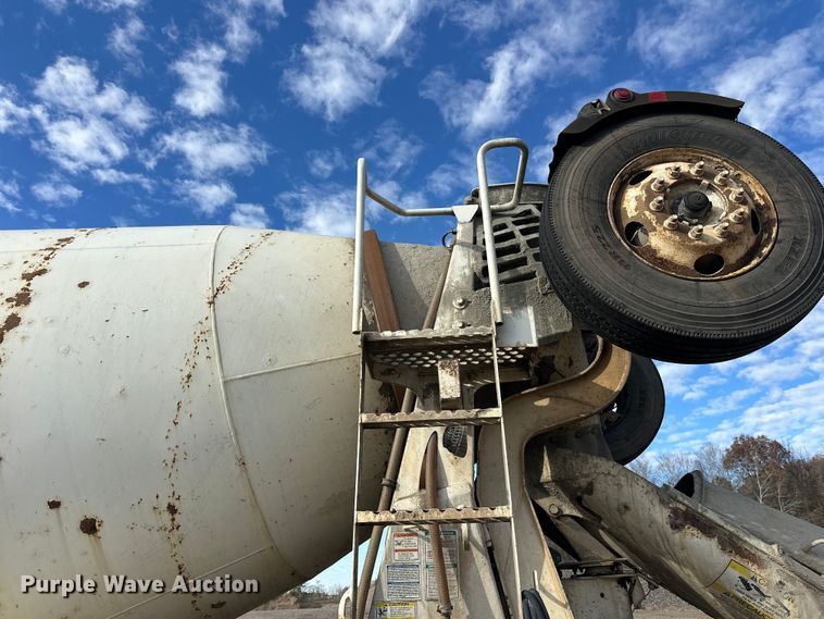 image for item DW4351 2002 International 5500i ready mix truck