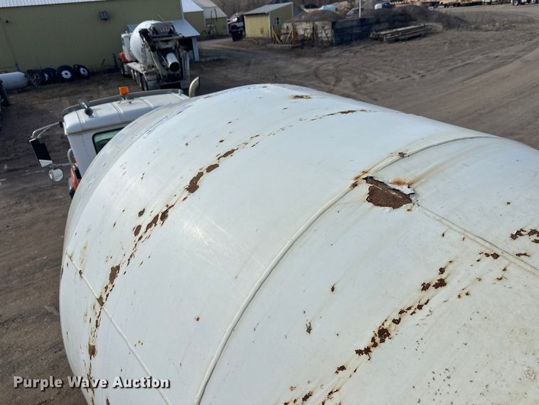 image for item DW4351 2002 International 5500i ready mix truck