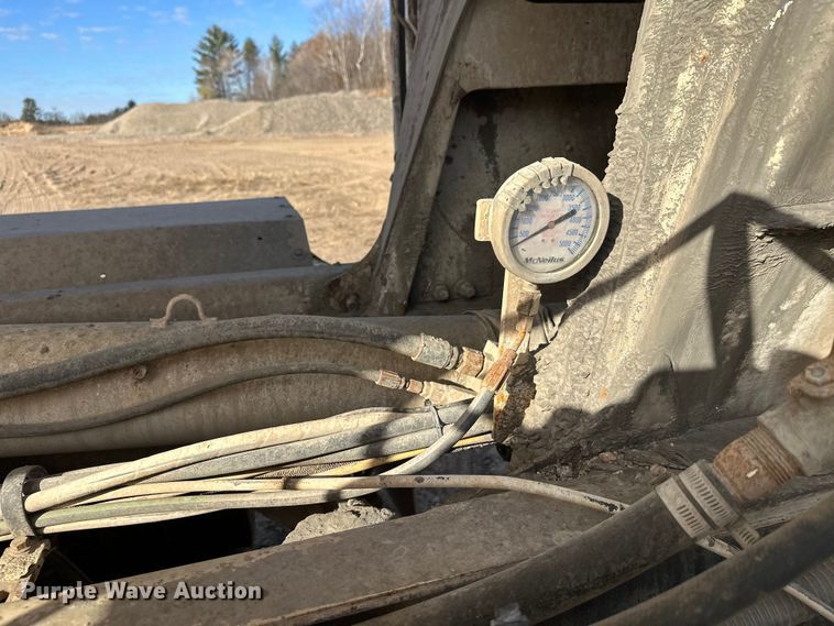 image for item DW4351 2002 International 5500i ready mix truck