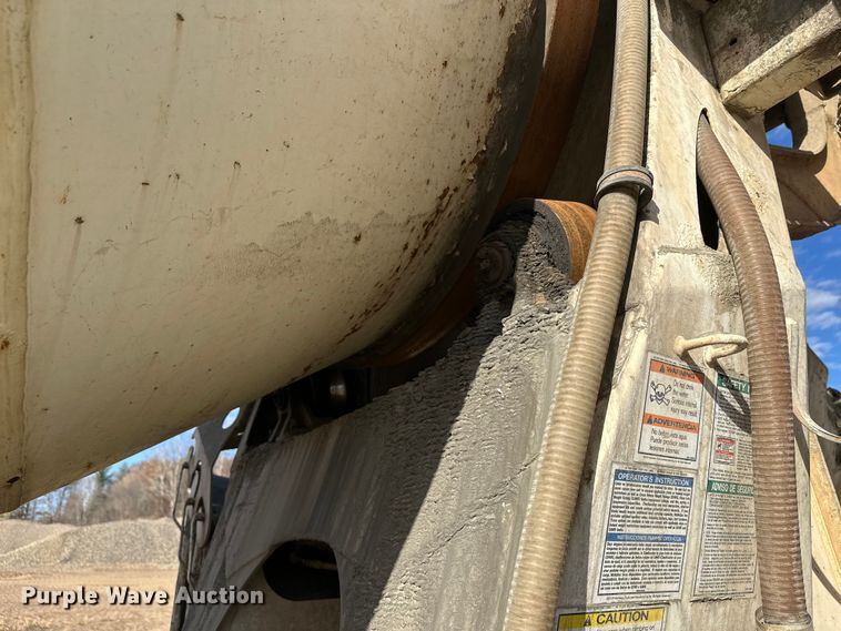 image for item DW4351 2002 International 5500i ready mix truck