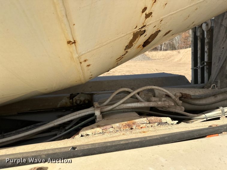 image for item DW4351 2002 International 5500i ready mix truck