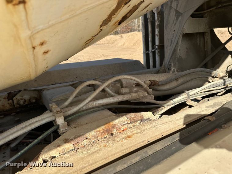 image for item DW4351 2002 International 5500i ready mix truck