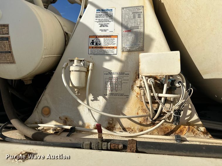 image for item DW4351 2002 International 5500i ready mix truck