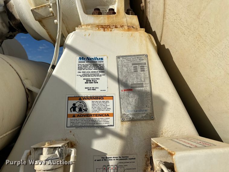 image for item DW4351 2002 International 5500i ready mix truck