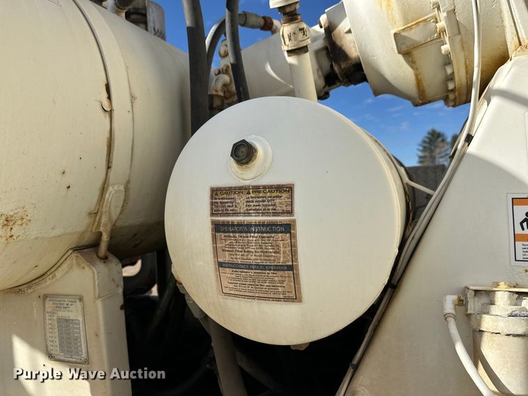 image for item DW4351 2002 International 5500i ready mix truck