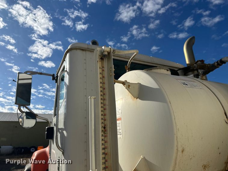 image for item DW4351 2002 International 5500i ready mix truck