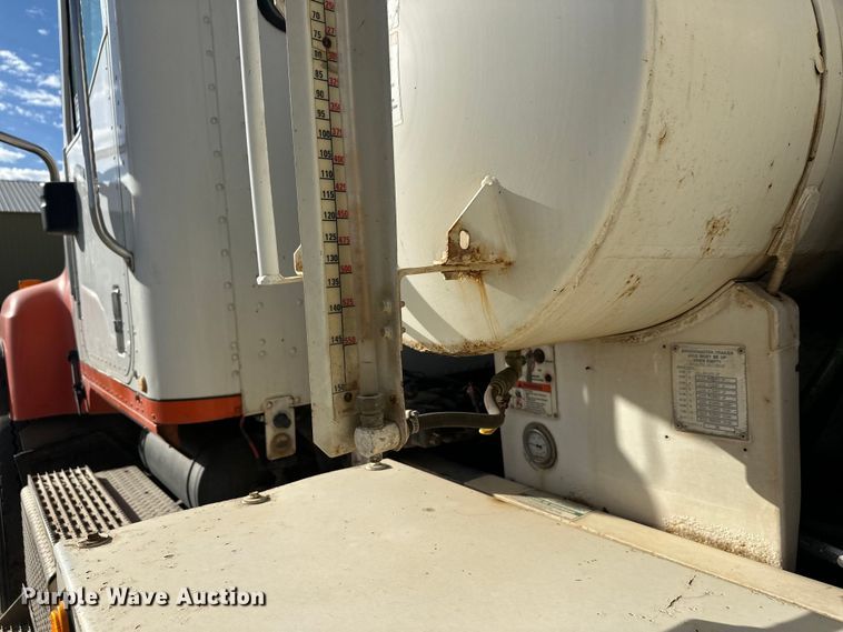 image for item DW4351 2002 International 5500i ready mix truck