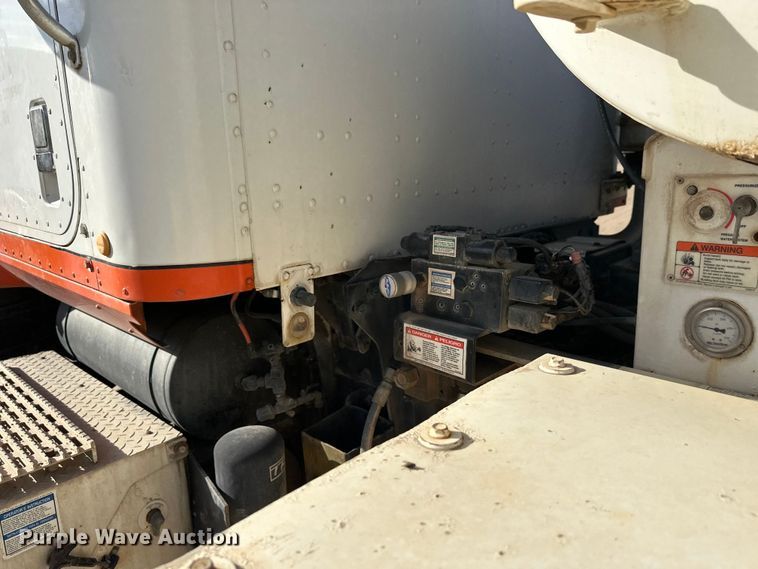 image for item DW4351 2002 International 5500i ready mix truck