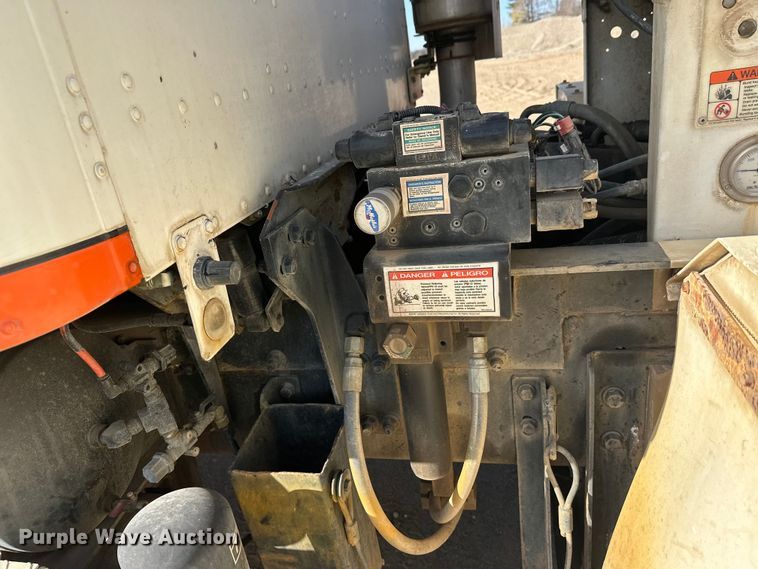 image for item DW4351 2002 International 5500i ready mix truck