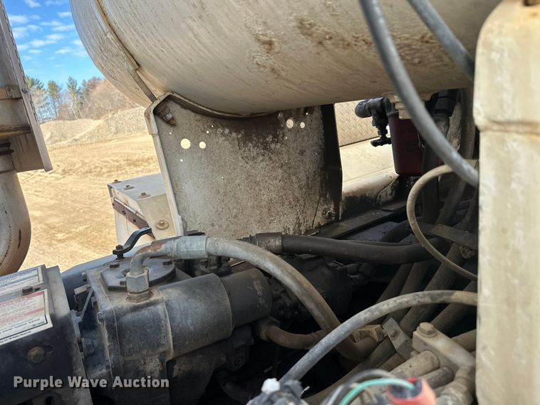 image for item DW4351 2002 International 5500i ready mix truck