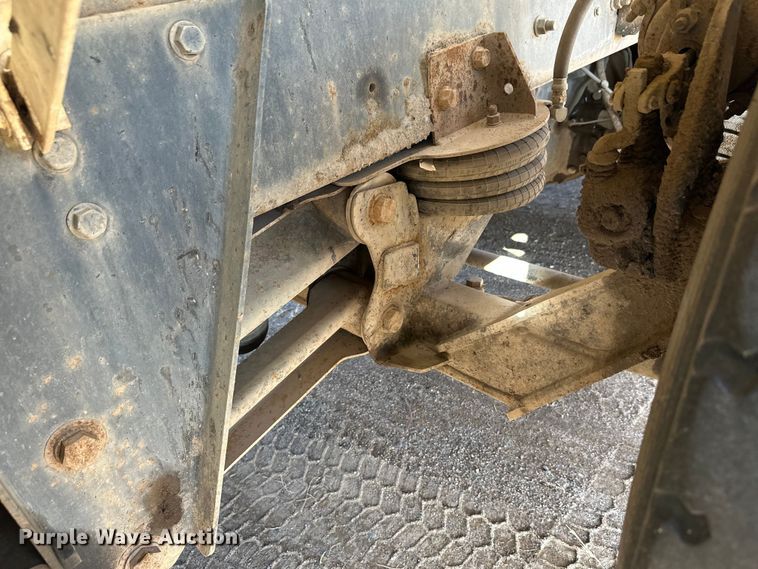 image for item DW4351 2002 International 5500i ready mix truck