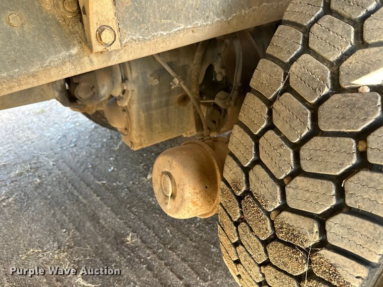 image for item DW4351 2002 International 5500i ready mix truck