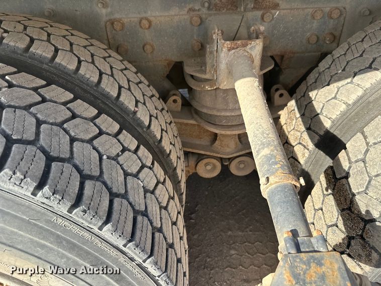 image for item DW4351 2002 International 5500i ready mix truck