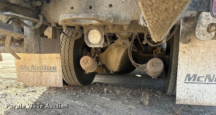 image for item DW4351 2002 International 5500i ready mix truck