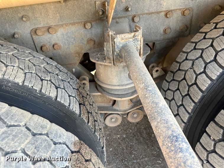 image for item DW4351 2002 International 5500i ready mix truck