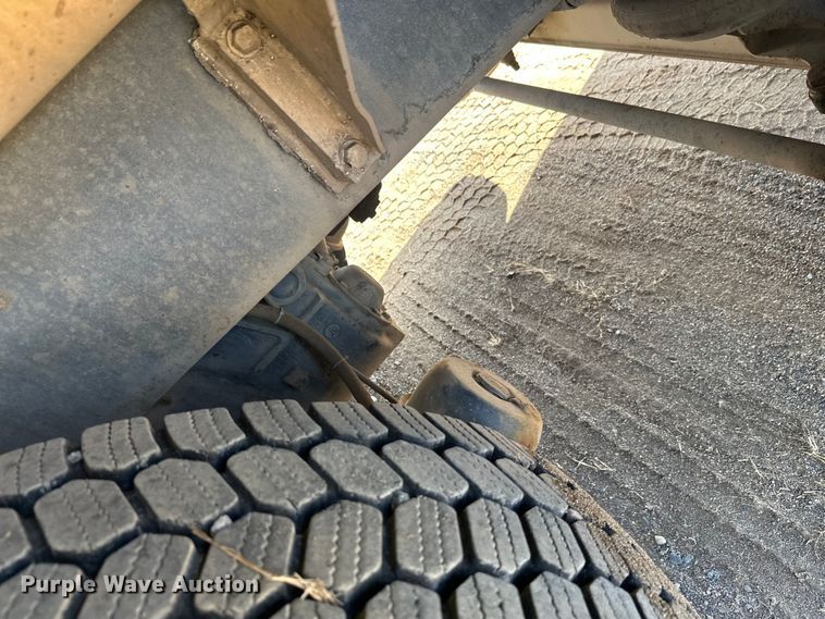 image for item DW4351 2002 International 5500i ready mix truck