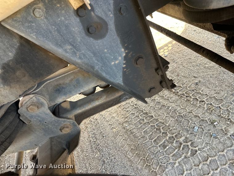 image for item DW4351 2002 International 5500i ready mix truck