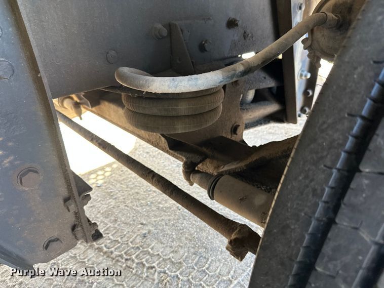 image for item DW4351 2002 International 5500i ready mix truck