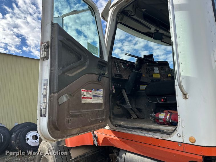 image for item DW4351 2002 International 5500i ready mix truck