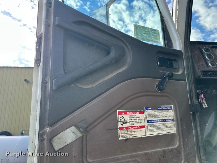 image for item DW4351 2002 International 5500i ready mix truck