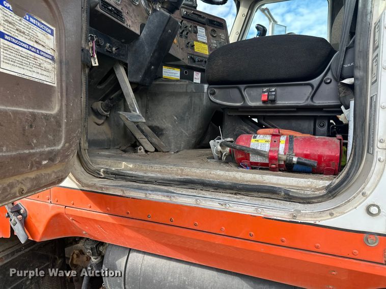 image for item DW4351 2002 International 5500i ready mix truck