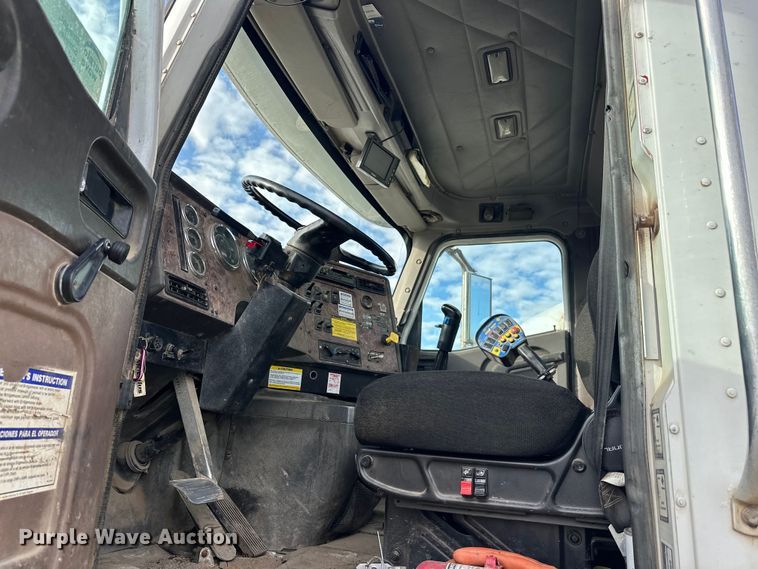 image for item DW4351 2002 International 5500i ready mix truck