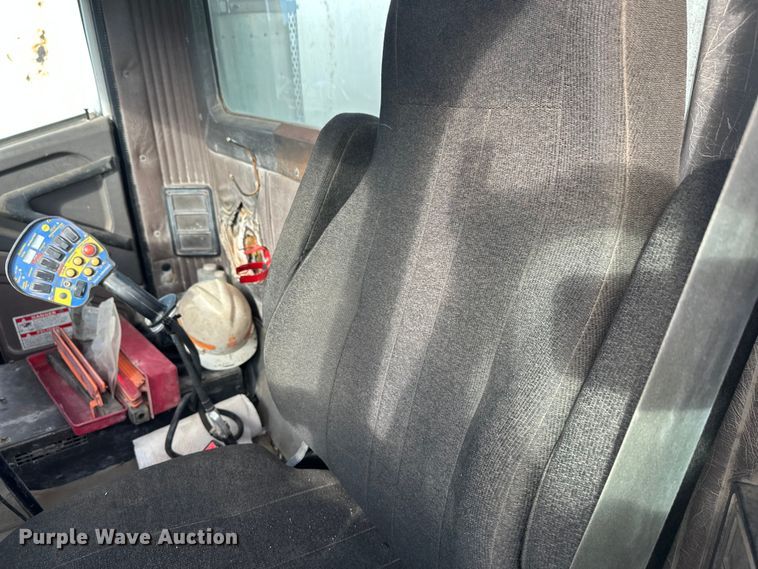 image for item DW4351 2002 International 5500i ready mix truck