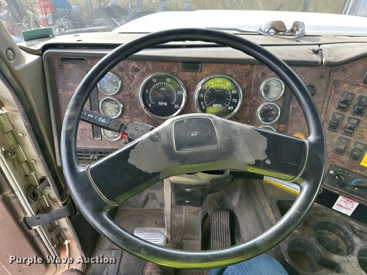 image for item DW4351 2002 International 5500i ready mix truck