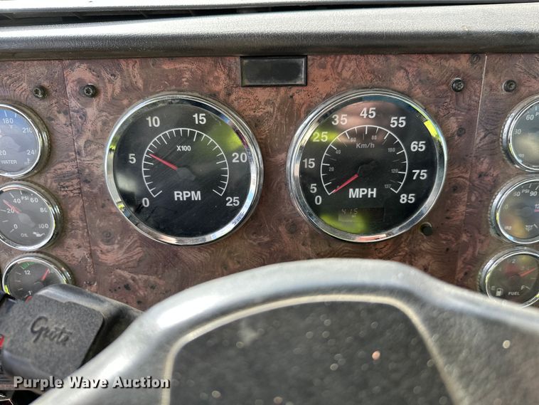 image for item DW4351 2002 International 5500i ready mix truck