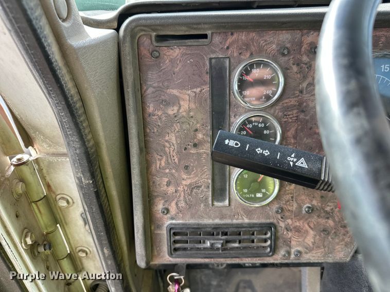 image for item DW4351 2002 International 5500i ready mix truck