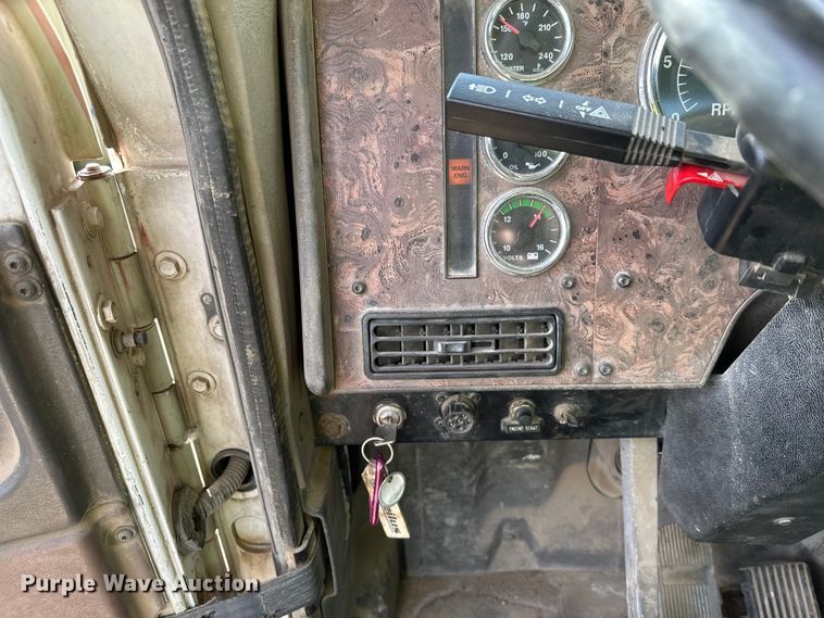 image for item DW4351 2002 International 5500i ready mix truck