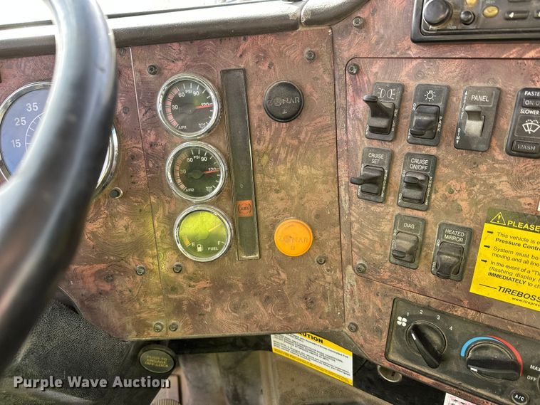 image for item DW4351 2002 International 5500i ready mix truck