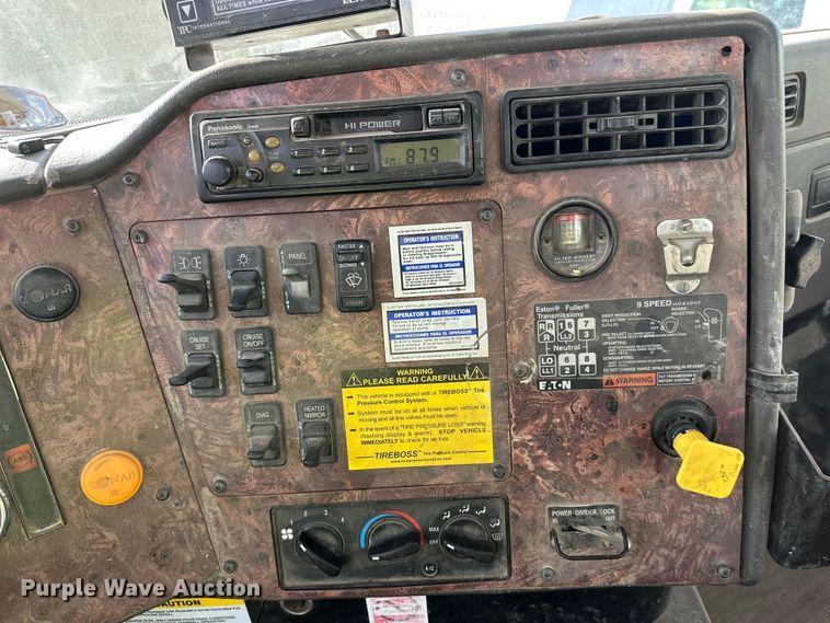 image for item DW4351 2002 International 5500i ready mix truck