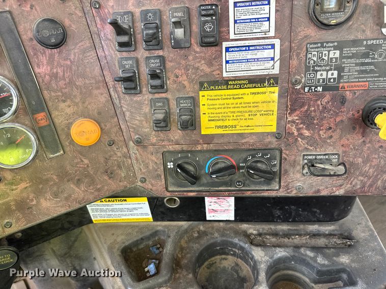 image for item DW4351 2002 International 5500i ready mix truck