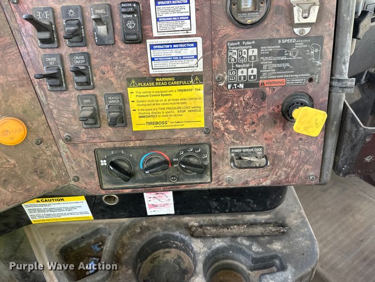 image for item DW4351 2002 International 5500i ready mix truck