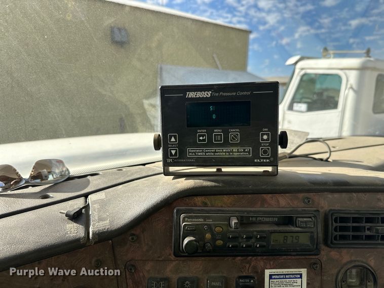 image for item DW4351 2002 International 5500i ready mix truck