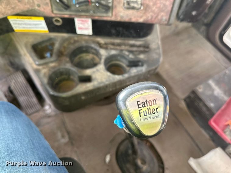 image for item DW4351 2002 International 5500i ready mix truck