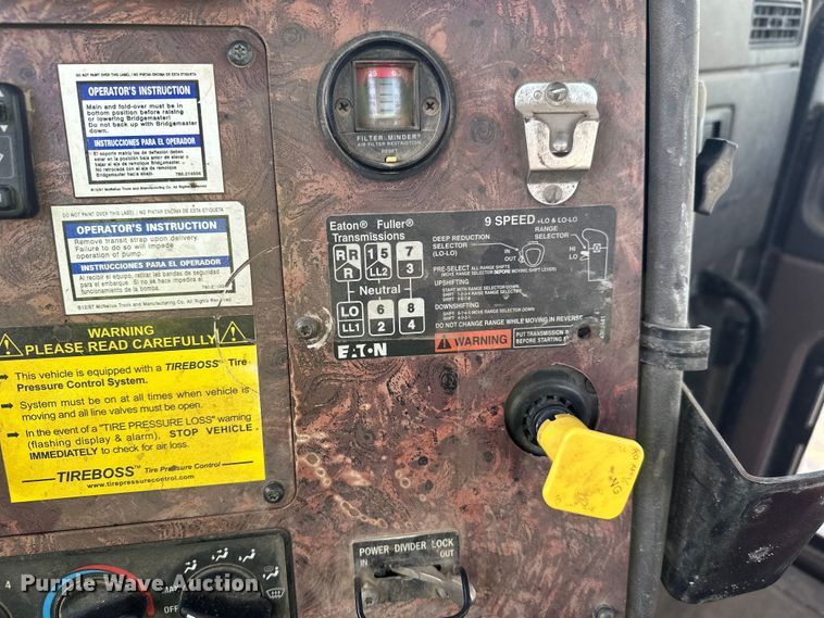 image for item DW4351 2002 International 5500i ready mix truck