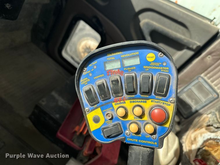 image for item DW4351 2002 International 5500i ready mix truck